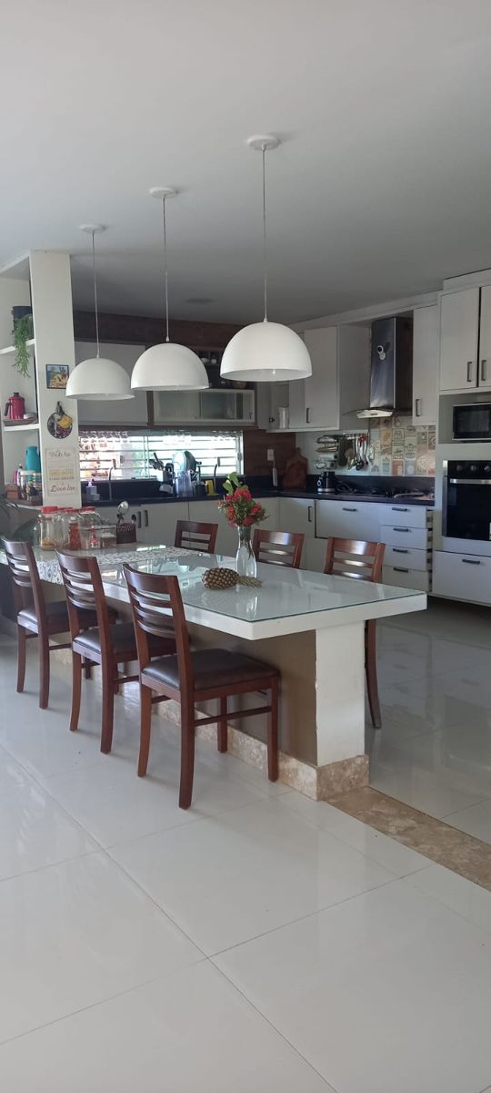 Cozinha americana com bancada e cadeiras