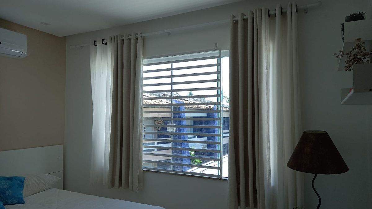 Quarto com cortinas e cama de casal