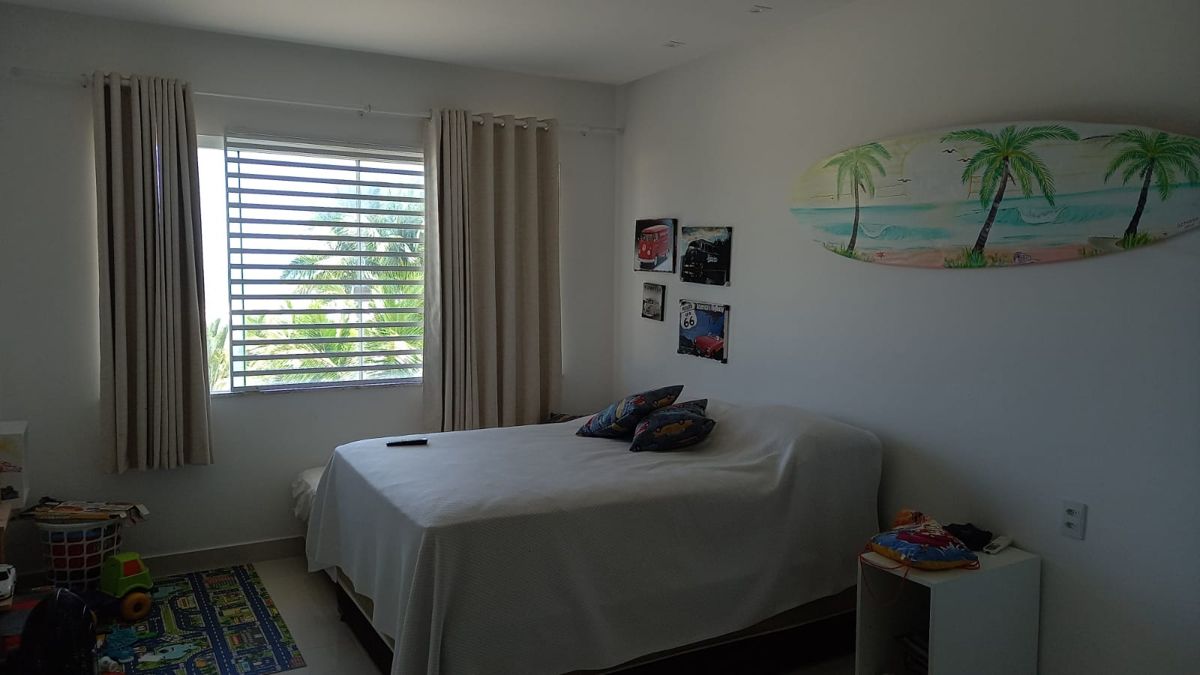 Quarto com prancha de surf decorativa