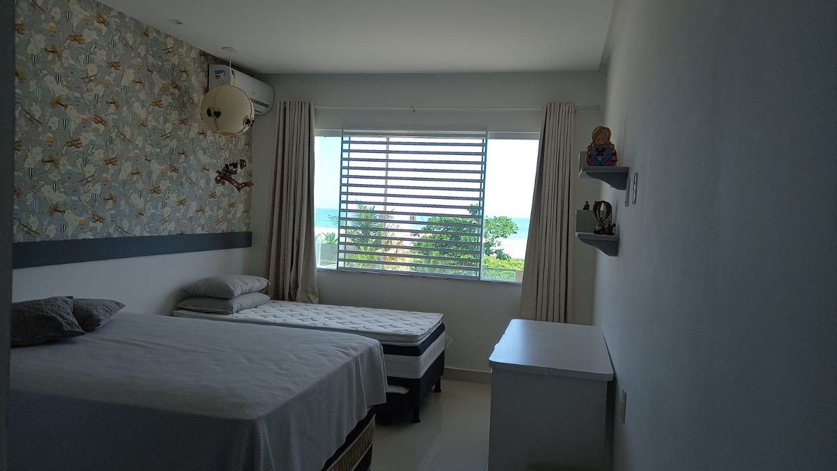 Quarto com camas de solteiro e vista para o mar