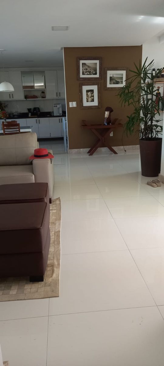 Sala ampla com sofá e mesa lateral
