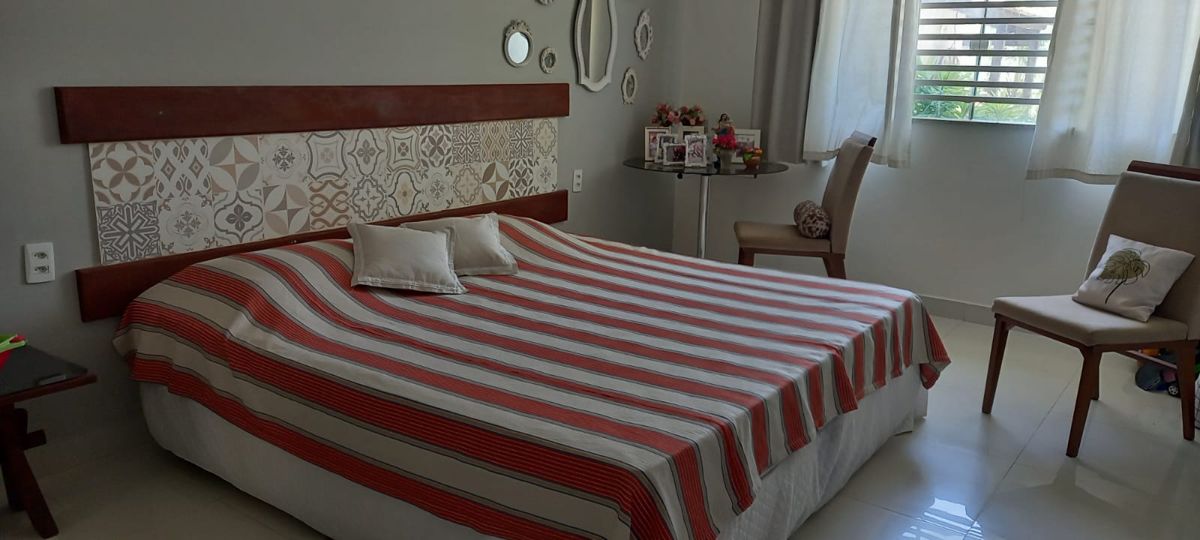 Suíte com cabeceira de azulejos e cama de casal