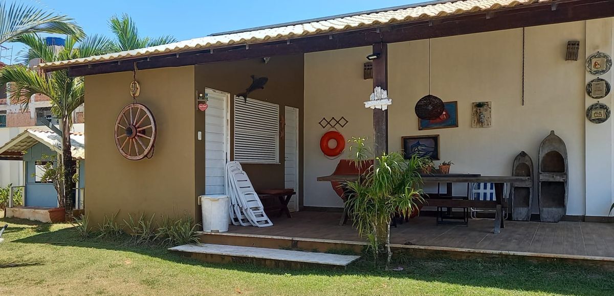 Varanda coberta com mesa de madeira
